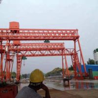 珠?；荛T式起重機施工現場